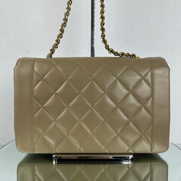 CHANEL DIANA FLAP BAG MEDIUM GHW - Picture 3 of 15